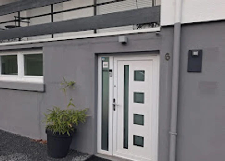 La façade et l’entrée du cabinet Manue ostéo au numéro 6