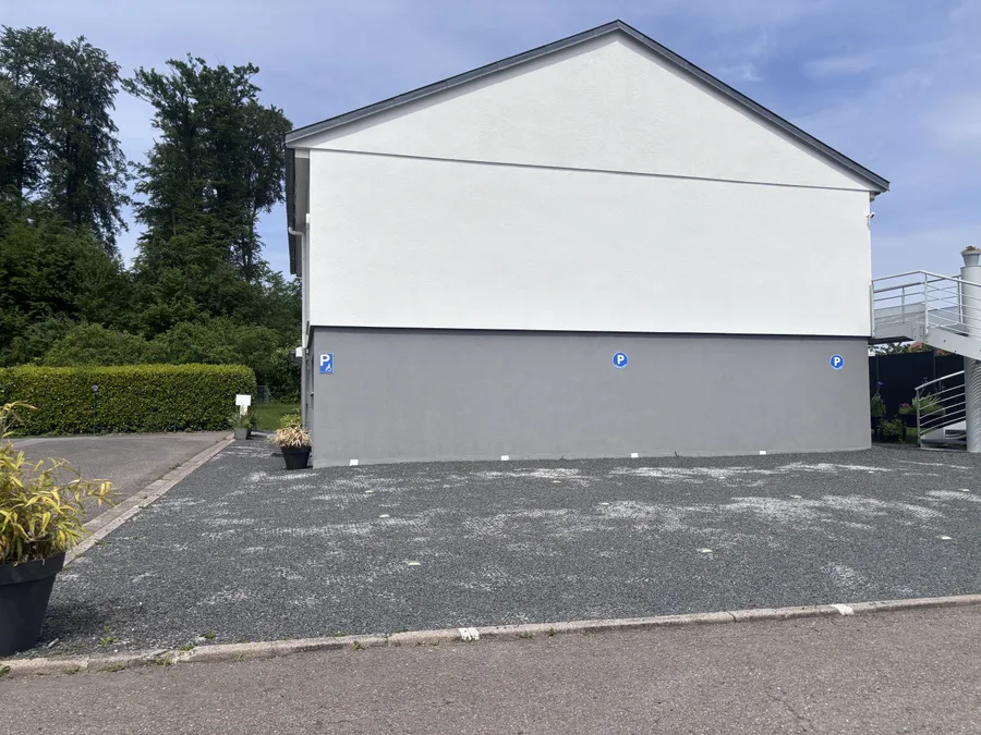 Les places de parking disponibles devant le cabinet Manue ostéo